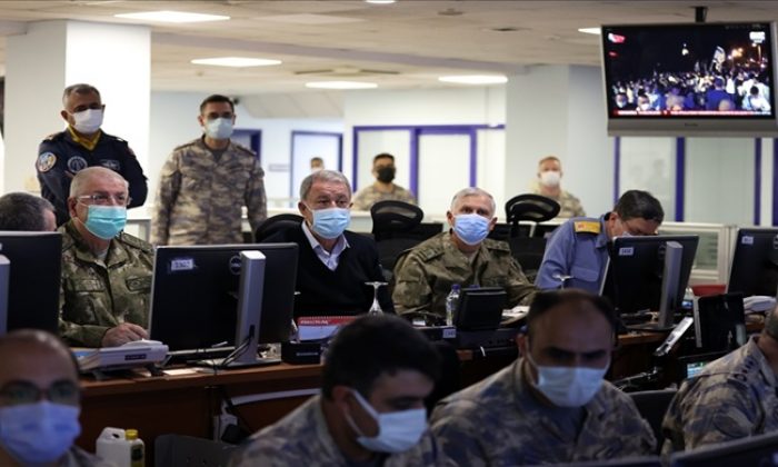 Bakan Akar ve TSK Komuta Kademesi, Operasyonları Hava Kuvvetleri Harekât Merkezi ve Kara Kuvvetleri Harekât Merkezinden Sevk ve İdare Ediyor