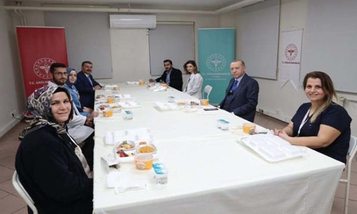 Cumhurbaşkanı Erdoğan, sağlık çalışanlarıyla iftar yemeğinde bir araya geldi