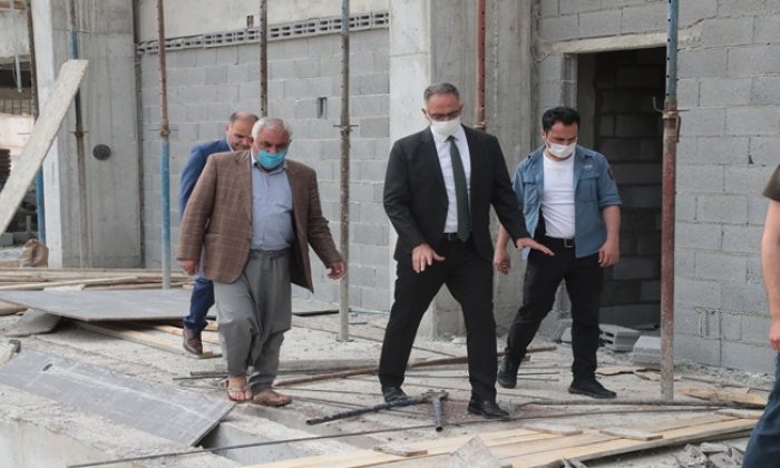 Eyyübiye Belediye Başkanı Mehmet Kuş, Yarı Olimpik Yüzme Havuzunda incelemelerde bulundu