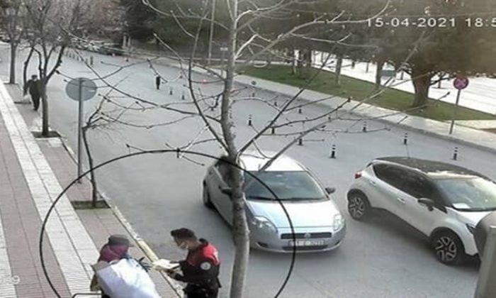 İftarlıklarını Kağıt Toplayıcı Kadın ve Çocuklarına Veren Polisler Gönülleri Fethetti