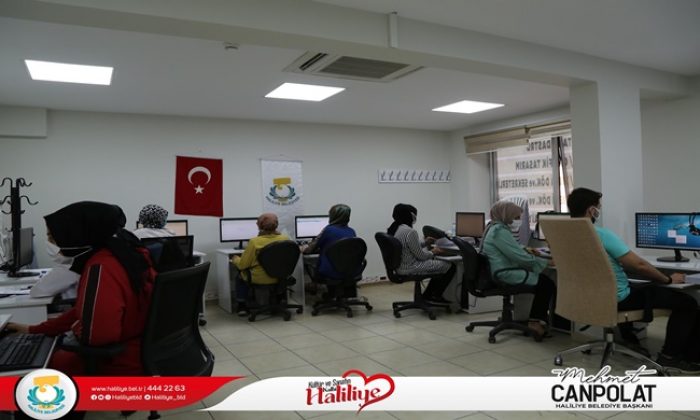 HEM MESLEK ÖĞRENİYOR HEM DE SINAVLARA HAZIRLANIYOR