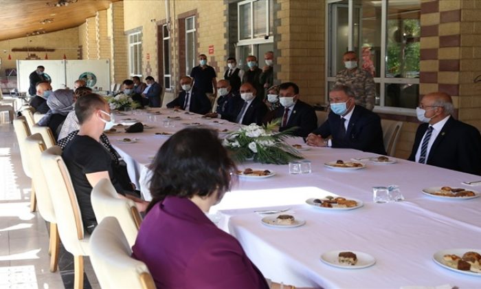 Millî Savunma Bakanı Hulusi Akar, Şehitlerimizin Yakınları ve Gazilerimizle Bayramlaştı