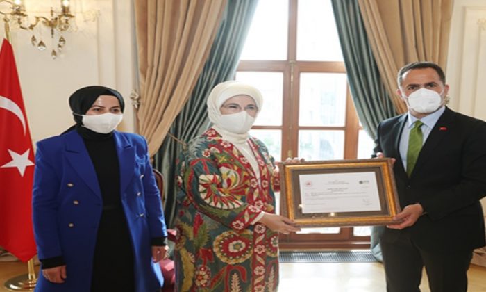 Emine Erdoğan, Beyoğlu’nda atık malzemelerden üretilen ürünlerin yer aldığı serginin açılışını yaptı