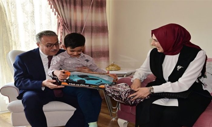 Vali Su’dan ayağının tozuyla şehit aile ziyaretleri