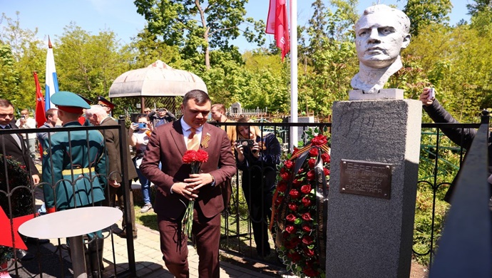 Rostov-na-Donu’da Birleşik Rusya milletvekilleri Büyük Vatanseverlik Savaşı’na katılan bir kişiye ait anıtı iyileştirdiler