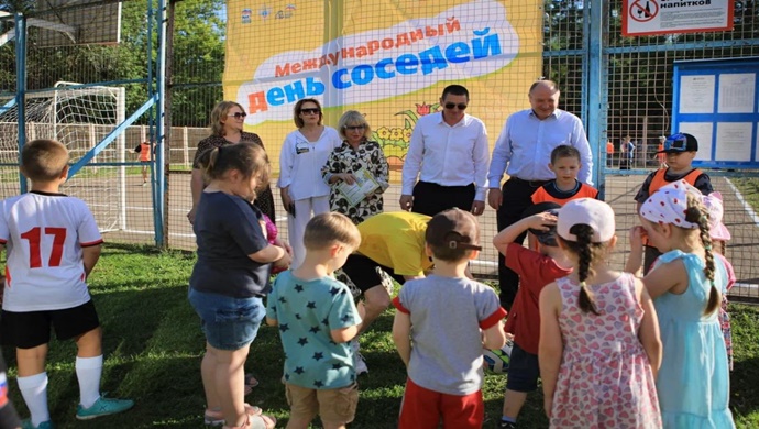 Квизы, мастер-классы, спортивные турниры, субботники: «Единая Россия» организует День соседей в регионах